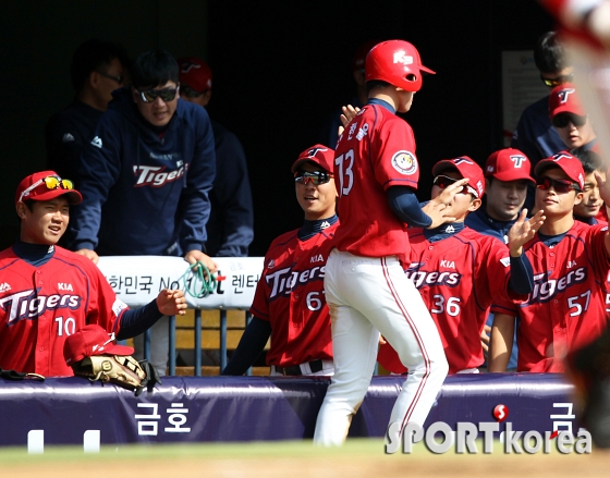 맹타 강한울 `5회에 이미 3안타 1타점 1득점 기록중`