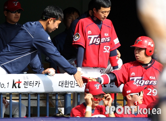 윤석민 `(나)지완형, 첫 안타 축하해`