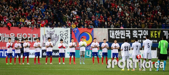 축구대표팀, `이광종 감독님의 쾌유를 위해 박수`