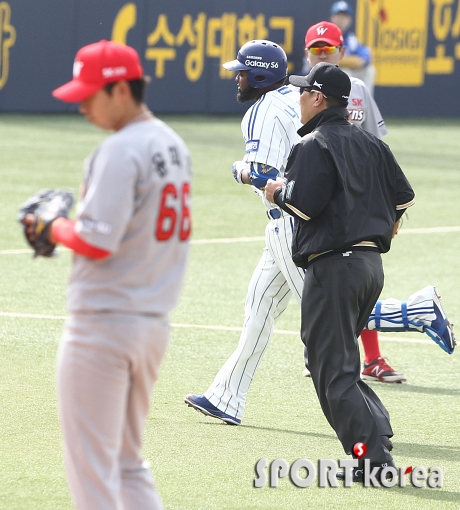 나바로 `윤희상 상대로 솔로포`