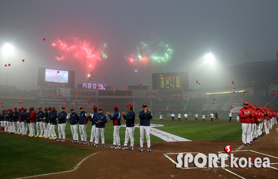 문학구장의 개막축포, 경기는 우천취소