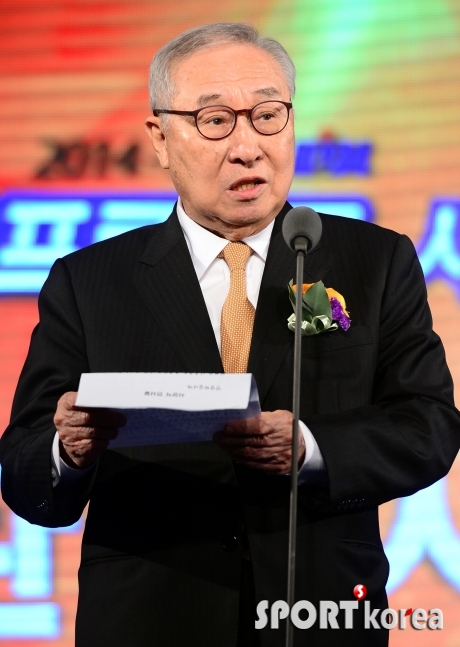 `축사를 하고 있는 김영기 총재`