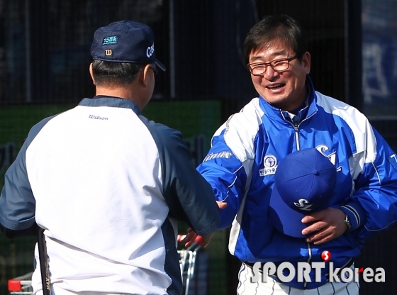 류중일 감독 `김경문 감독님 반갑습니다`