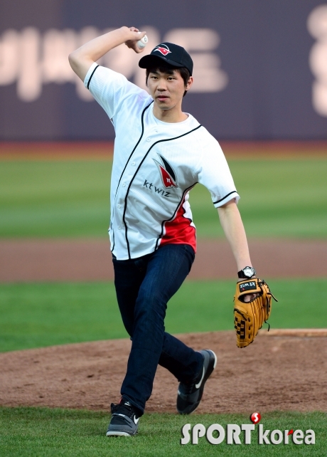한국전력 배구단 전광인 `야구장 시구 나들이`