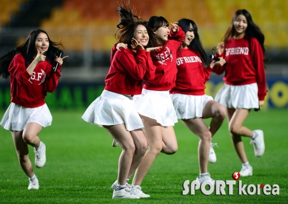 여자친구 `축구장에서 깜찍매력 발산`