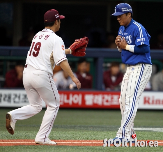 진퇴양난 이승엽 `살살 태그해 줘`