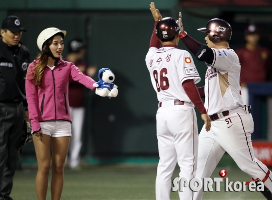 박헌도 `하이파이브 하랴 인형 받으랴 손이 바빠`