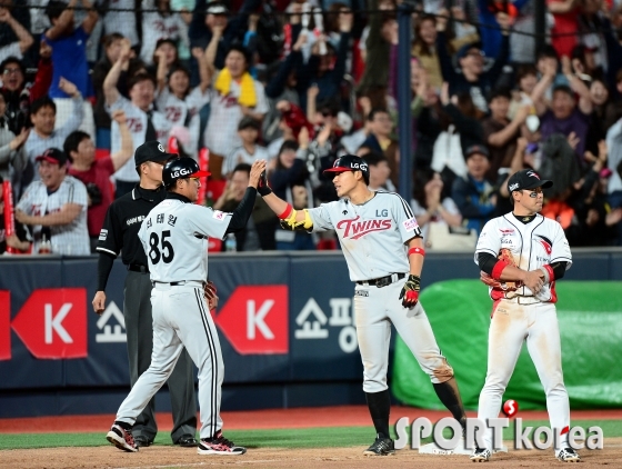 박지규의 3타점 3루타에 환호하는 LG팬들!