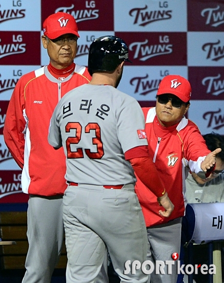 김용희 감독, `고생했어 브라운!`