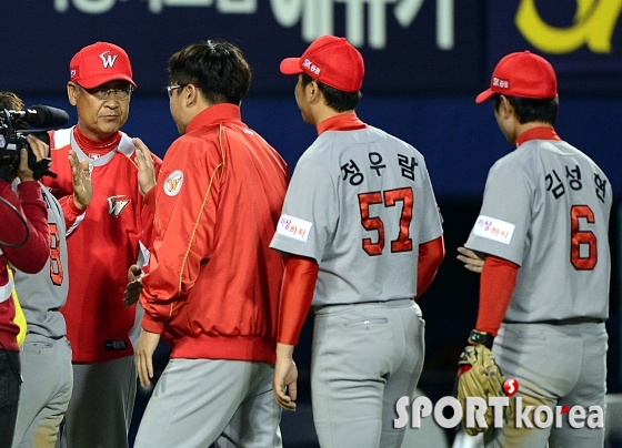 김용희 감독, `선수들 모두 고생했어!`