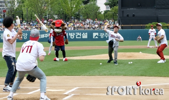 옹알스 `챔피언스필드에서 시구 시타 퍼포먼스`