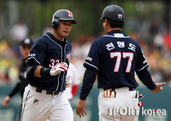 두산 김재환, 8회에 동점 홈런 `경기는 다시 시작으로`