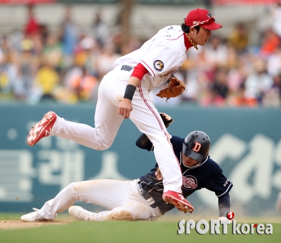 김민우, 9회초 위기는 더블플레이로 처리