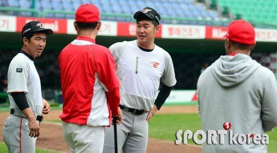 정근우-송은범 `SK 식구들 만나니 반가워요`