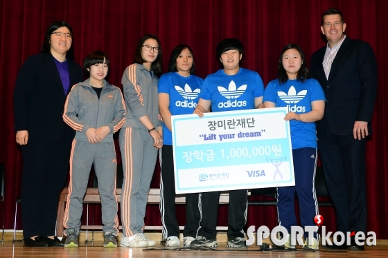장미란 `검단중학교 역도부 장학금 전달`