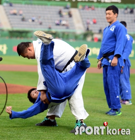 야구장에서 유도 업어치기 한판!