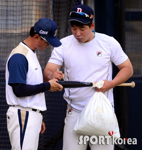 사인하는 김현수 `인기를 실감하네`