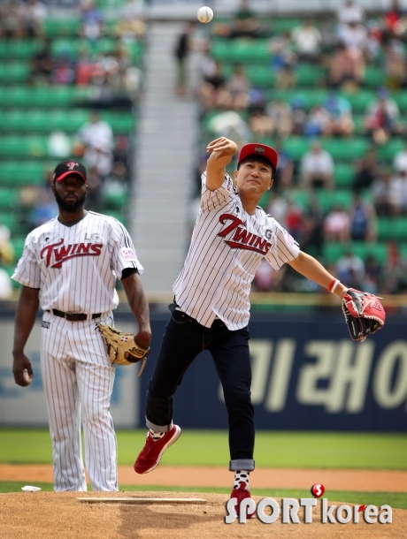 `코요테` 신지를 상대로 시투하는 김종민