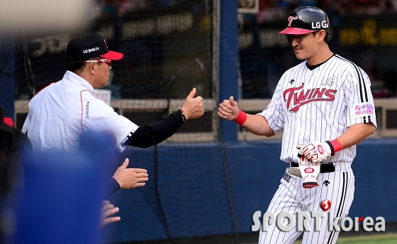 `양상문 감독의 축하를 받는 박용택`