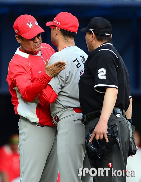 김용희 감독, `그게 어떻게 삼진이에요!`