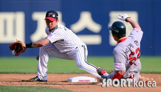 오지환, `공이 글러브를 스쳐가네`