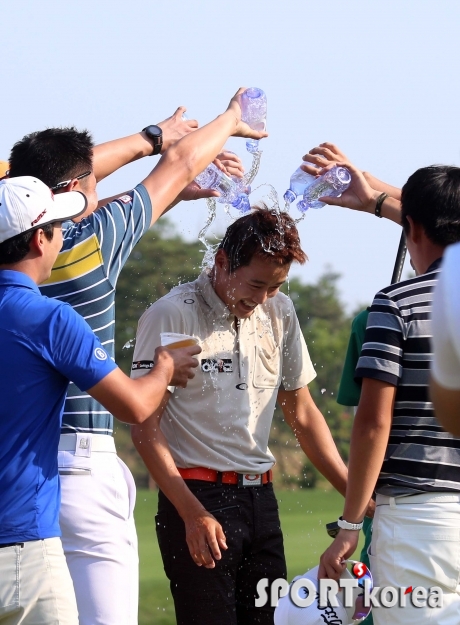 우승 축하 물세례를 받는 이태희