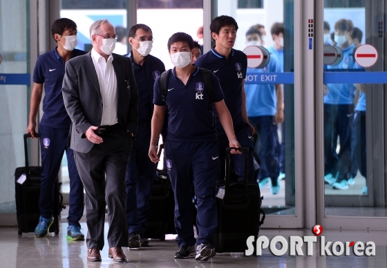 마스크 쓰고 공항 들어오는 슈틸리케 감독