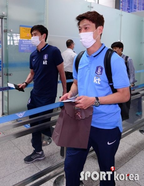 이청용, 마스크 쓰고 출국