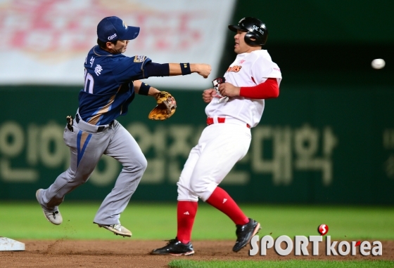 지석훈 `병살을 노려볼까`