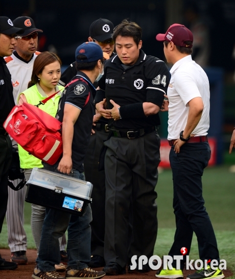 우효동 주심 `파울타구에 맞고 부상으로 교체`