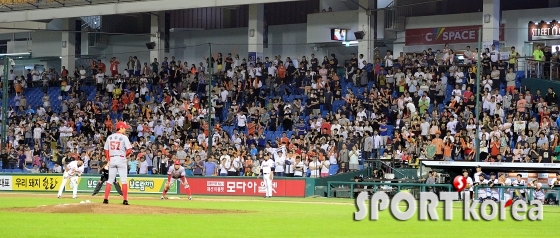 `열렬한 응원으로 가득한 이글스 파크`