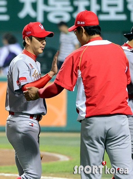 김용희 감독, `우람이 고생 많았어`