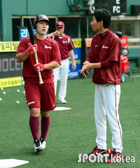 염경엽 감독 `(서)건창아! 본격적으로 안타를 생산해야지`