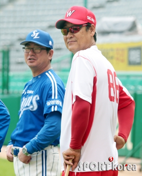 류중일 감독-김용희 감독 `멋진 경기 합시다`