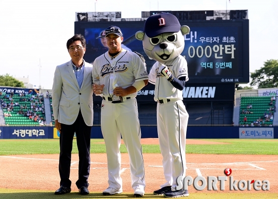 `조승영 사장과 기념촬영 하는 홍성흔`