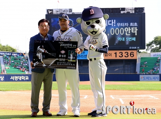 `김태룡 단장과 기념촬영 하는 홍성흔`