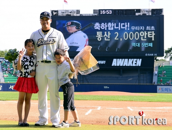 홍성흔, `두 자녀와 기념촬영`