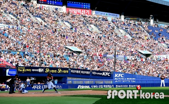 `많은 야구팬들로 가득한 잠실야구장`