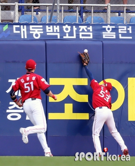 김호령 `아깝다, 잡을 수 있었는데..`