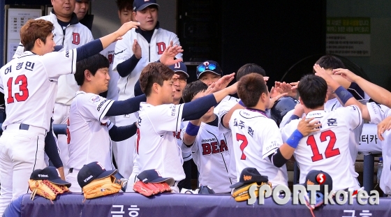 솔로 홈런 로메로, 더그아웃에서 격한 축하