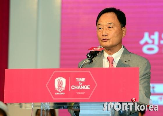 `축사를 하는 김호곤 부회장`