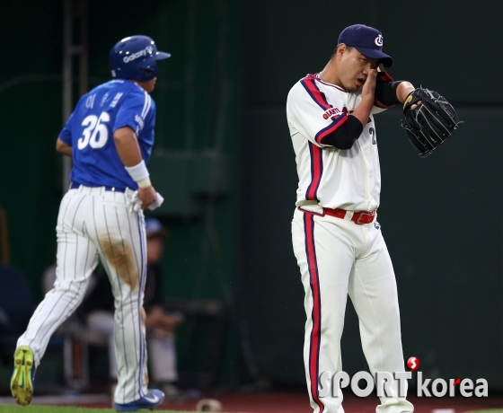 이승엽에게 득점 허용한 송승준 `진땀나네`