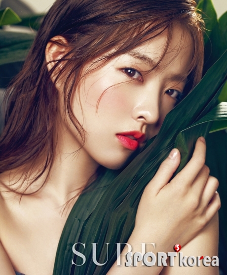 박보영 `촉촉한 피부와 매혹적인 레드립, 색다른 매력 발산`