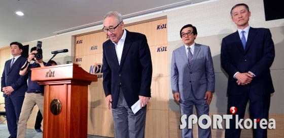 농구팬들을 향해 인사하는 김영기 총재