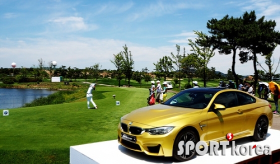 대회장에 전시되어 있는 BMW M4 쿠페