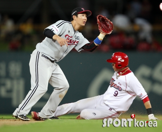 김민우, 2루 훔치기 성공