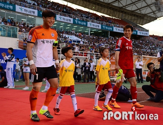 `환한 표정으로 입장하는 권순태와 김병지`