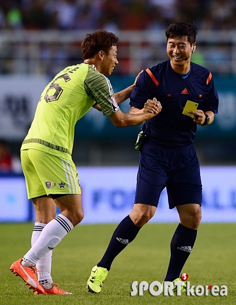 염기훈 `김도훈 감독님 살살해요~`