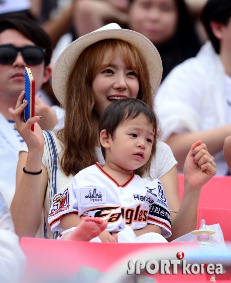 이용규의 번트왕 우승에 기뻐하는 부인 유하나!