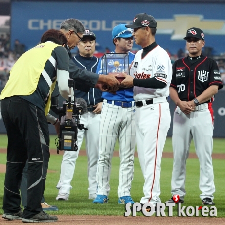 김성근 감독 `김용응 전 감독에 감사패 전달`